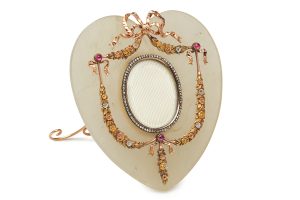 Carved bowenite, gold and gem-set frame by Carl Fabergé