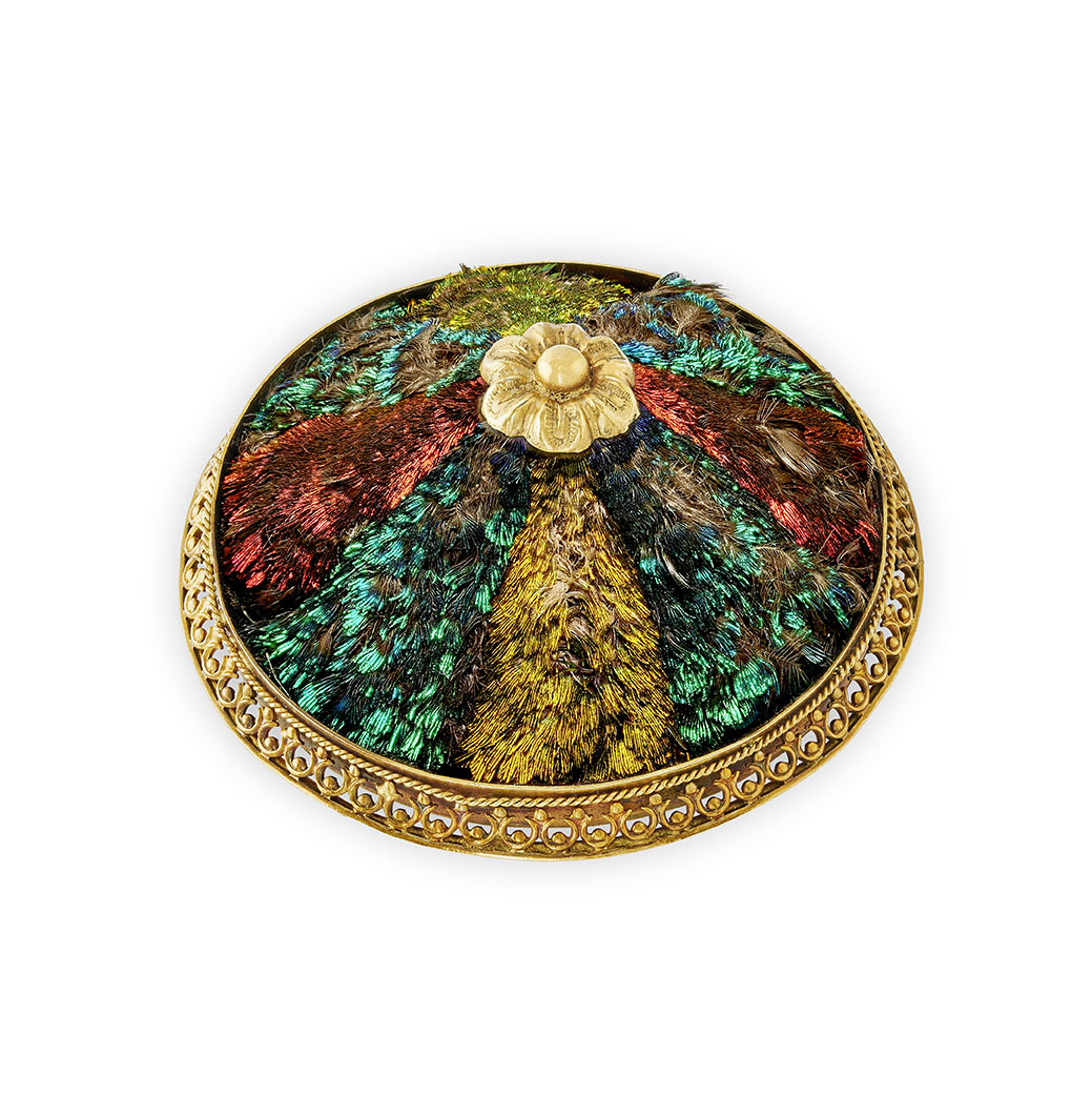 A gold mounted hummingbird feathers brooch