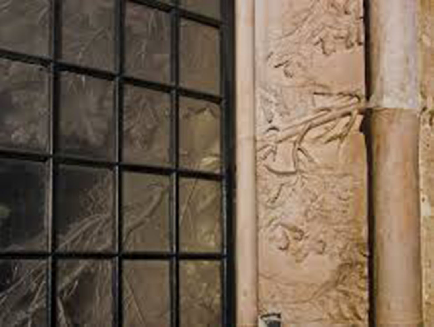 Pine cone motifs on Lalique’s shop at 49 Cours la Reine