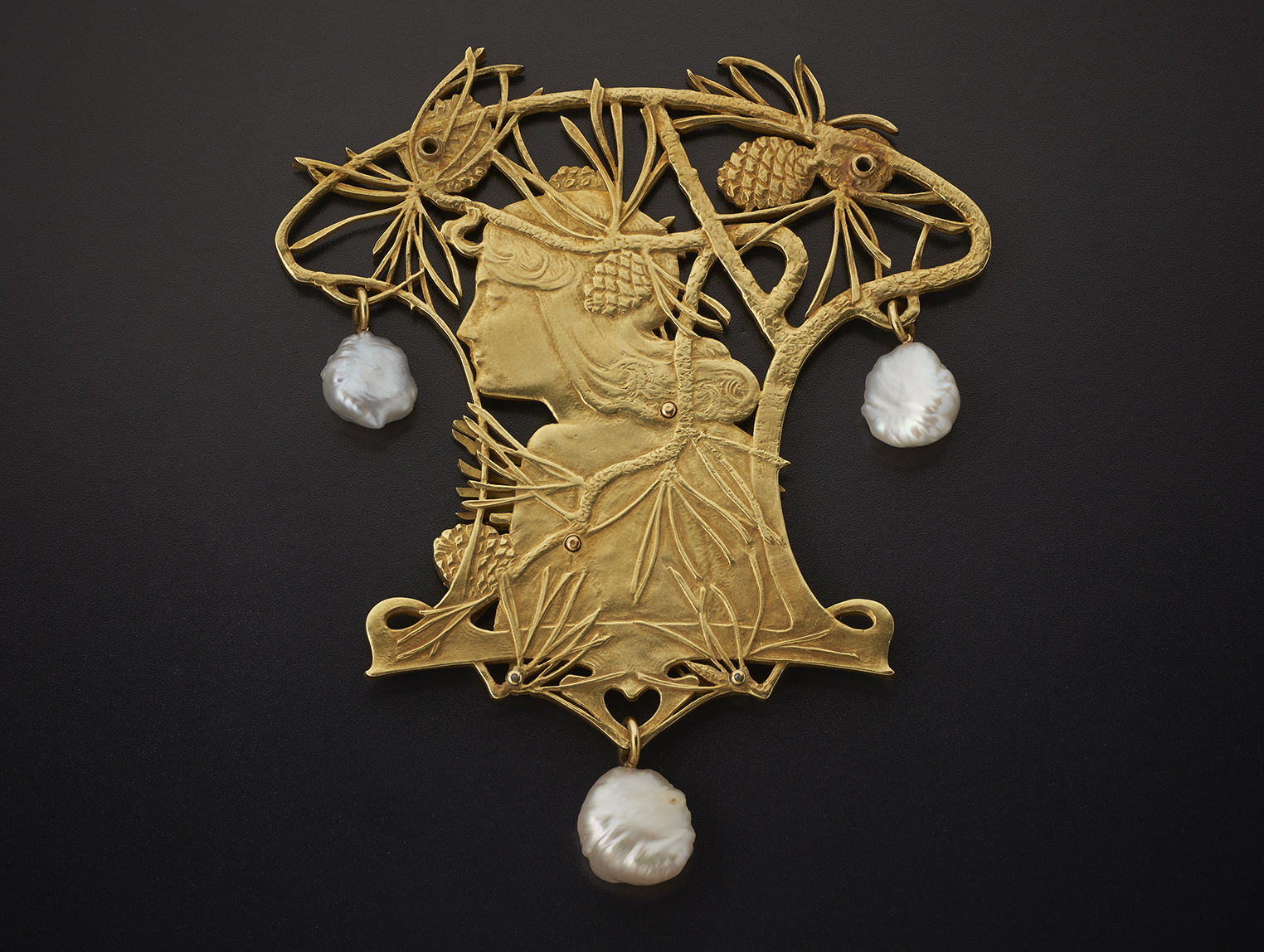 A rare gold, enamelled and pearl set necklace by René Lalique